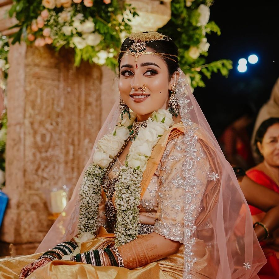 simple traditional south indian bridal makeup with gold silk saree