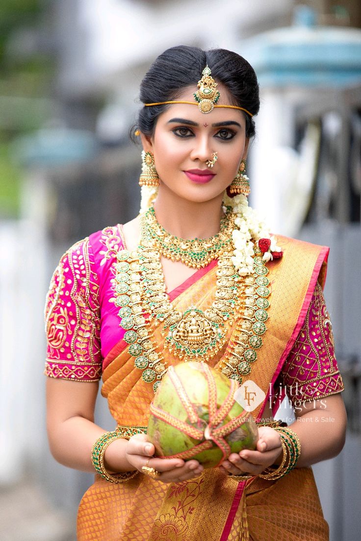 simple traditional south indian bridal makeup with saree and jewellery
