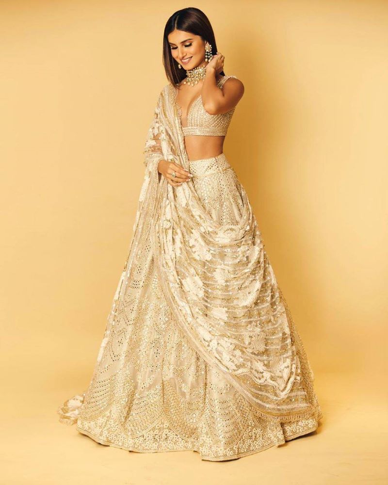 bollywood dupatta wearing style 