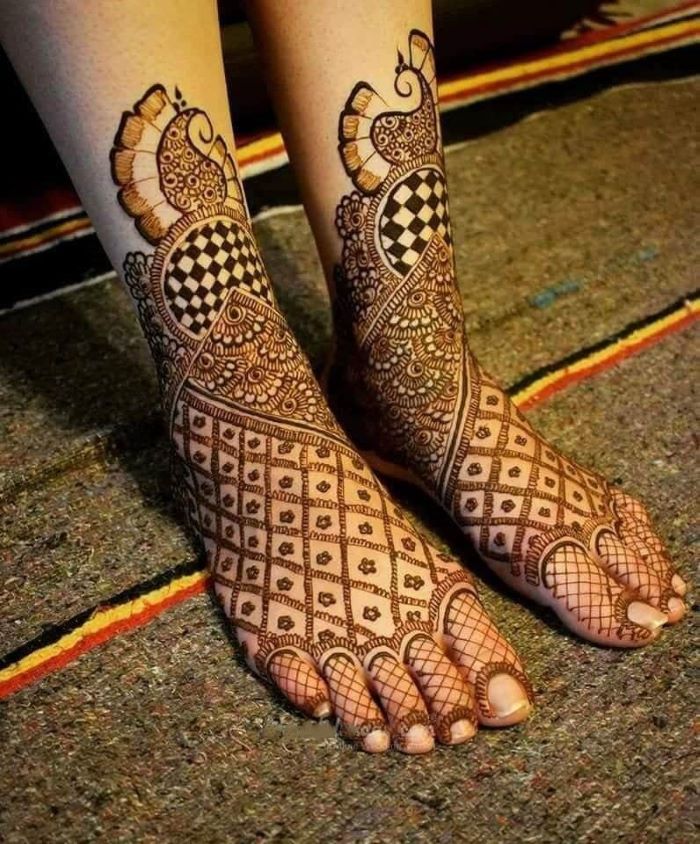 simple foot mehndi design bridal with checks and paisley motifs
