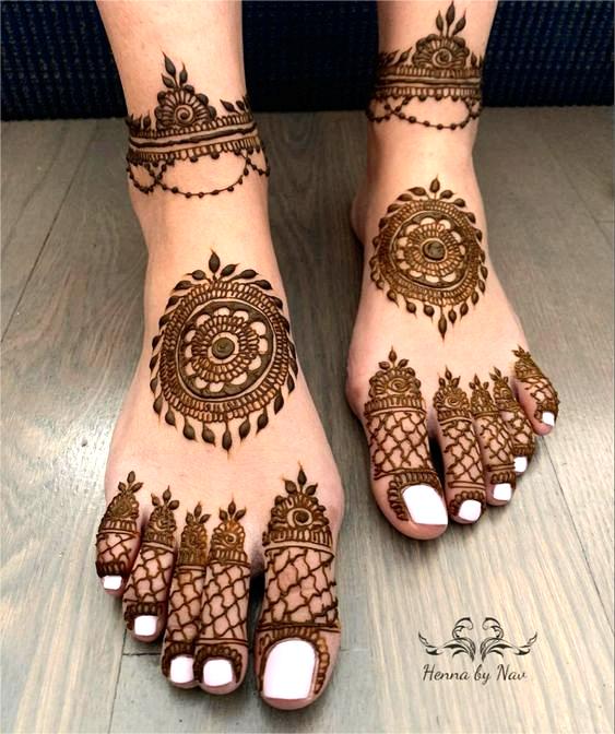 mandala mehendi for feet with circle and leaves