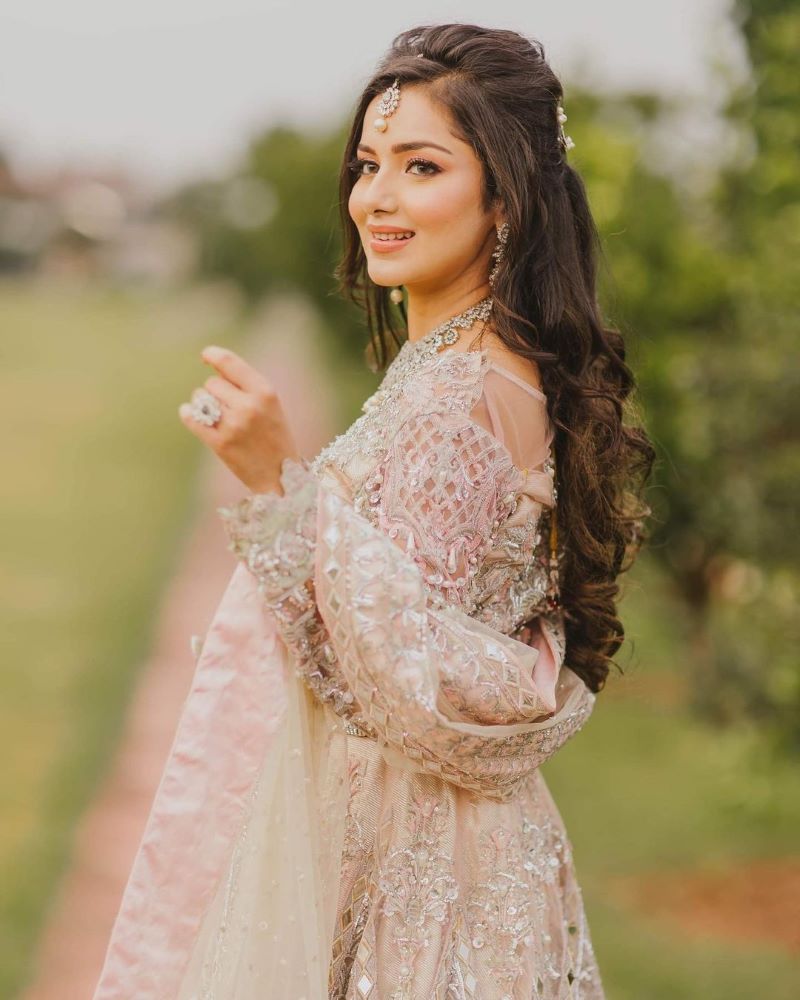 bridal hairdo with puff and curls for walima