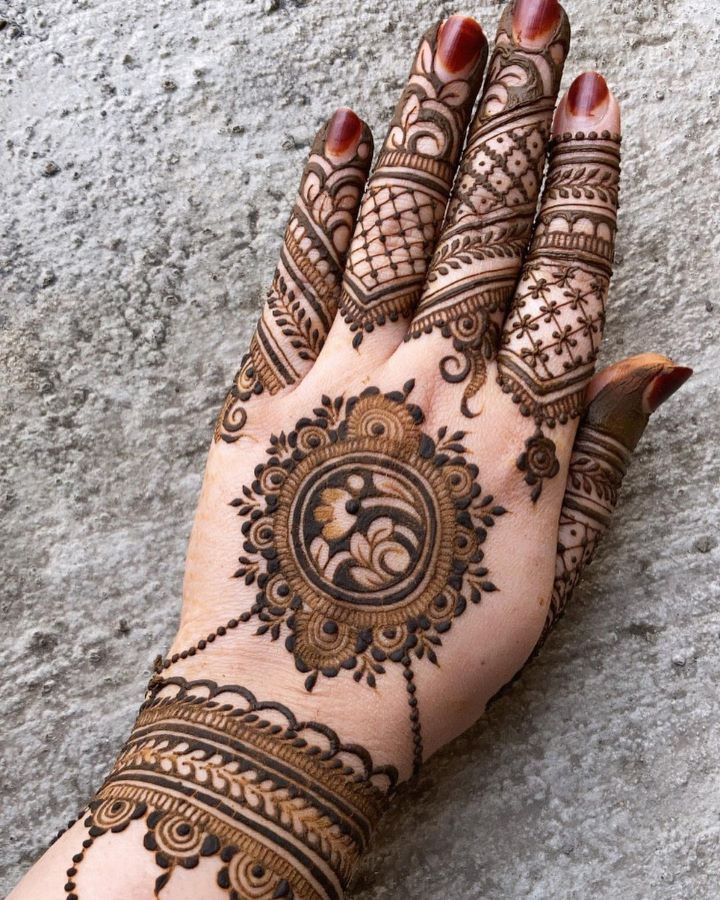 floral mandala mehendi with chain motif