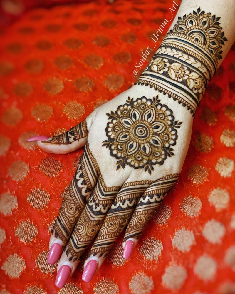 intricate bridal mandala mehendi 