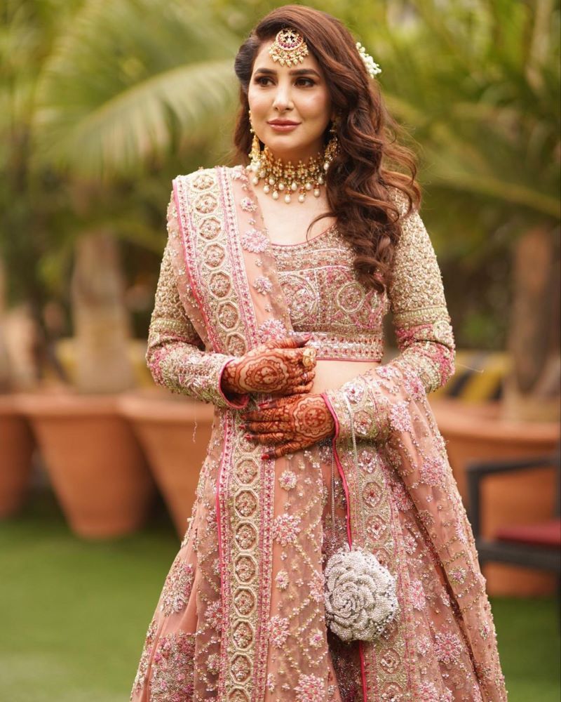 pakistani wedding hairdo with curls and flowers for reception 