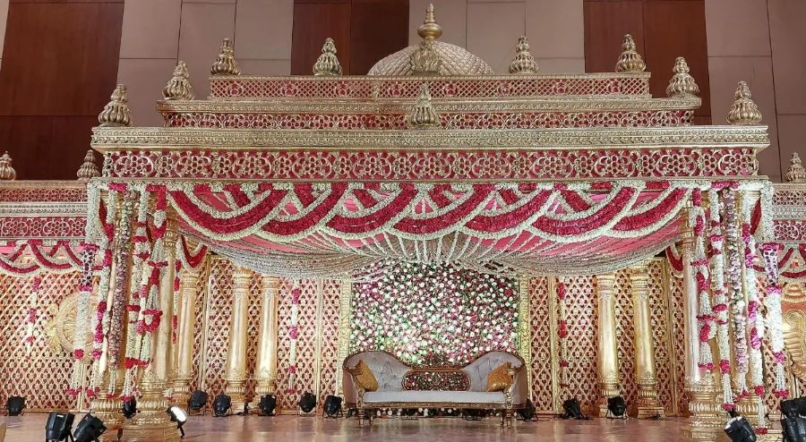 royal and traditional engagement stage decoration ideas