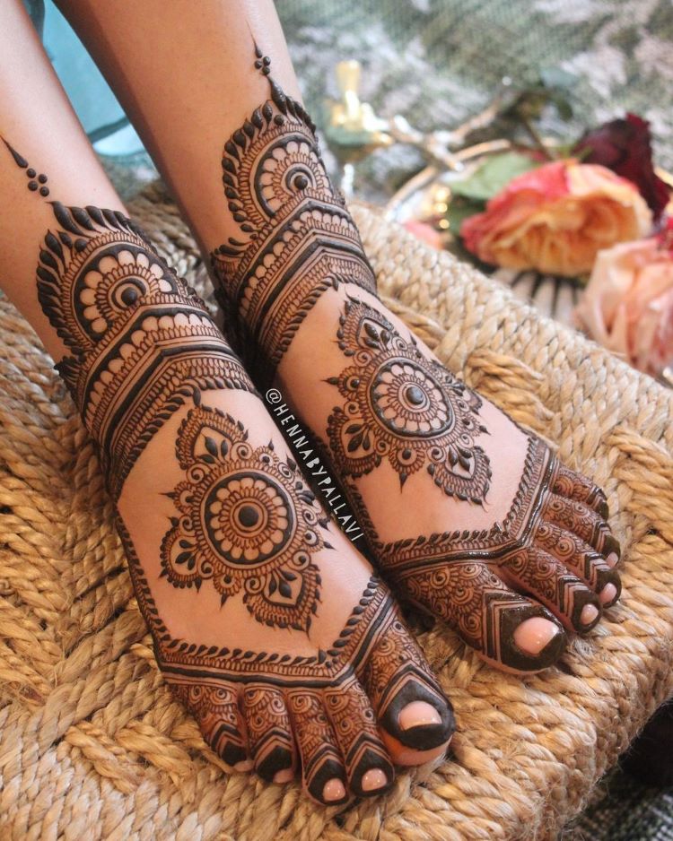 beautiful and stylish mandala mehndi design for leg and feet 