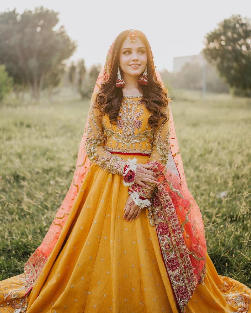 open hair with curls for pakistani bride for haldi and mehndi