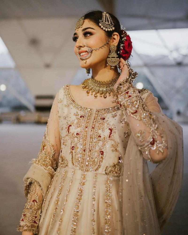 pakistani bridal hairstyle for short hair featuring a bun and passa