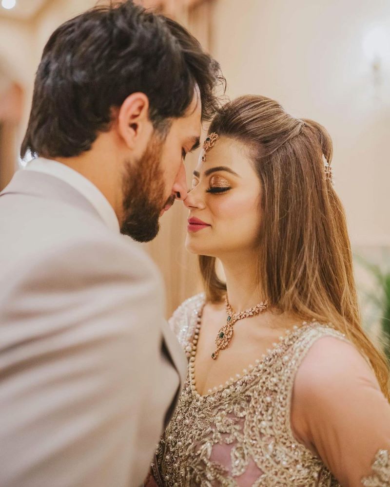 pakistani bride flaunting open hair with puff on her engagement 