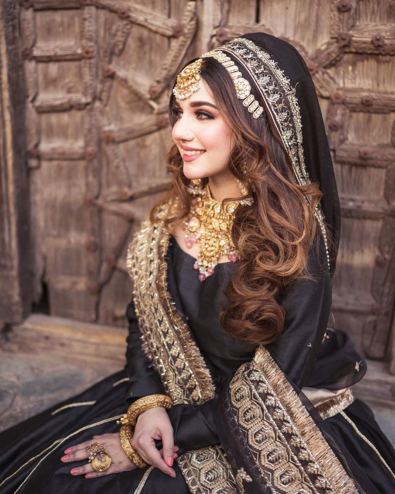 pakistani bridal hairstyle with matha patti for long hair