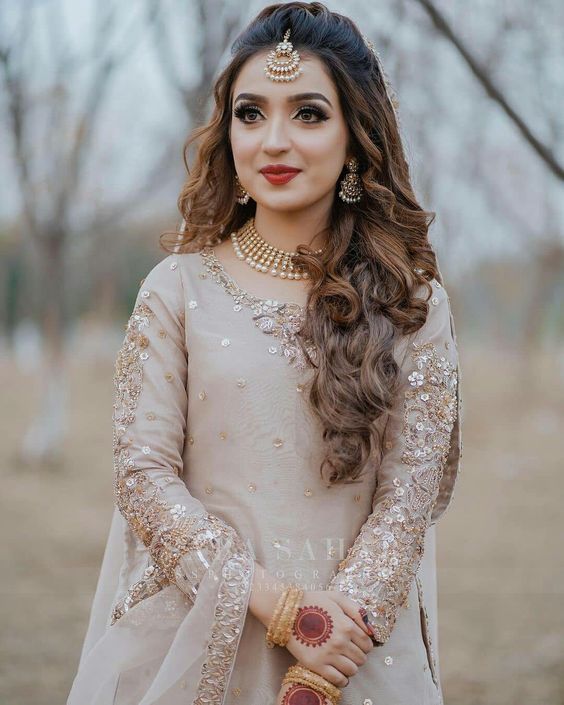 pakistani wedding hairstyles for medium hair with dupatta