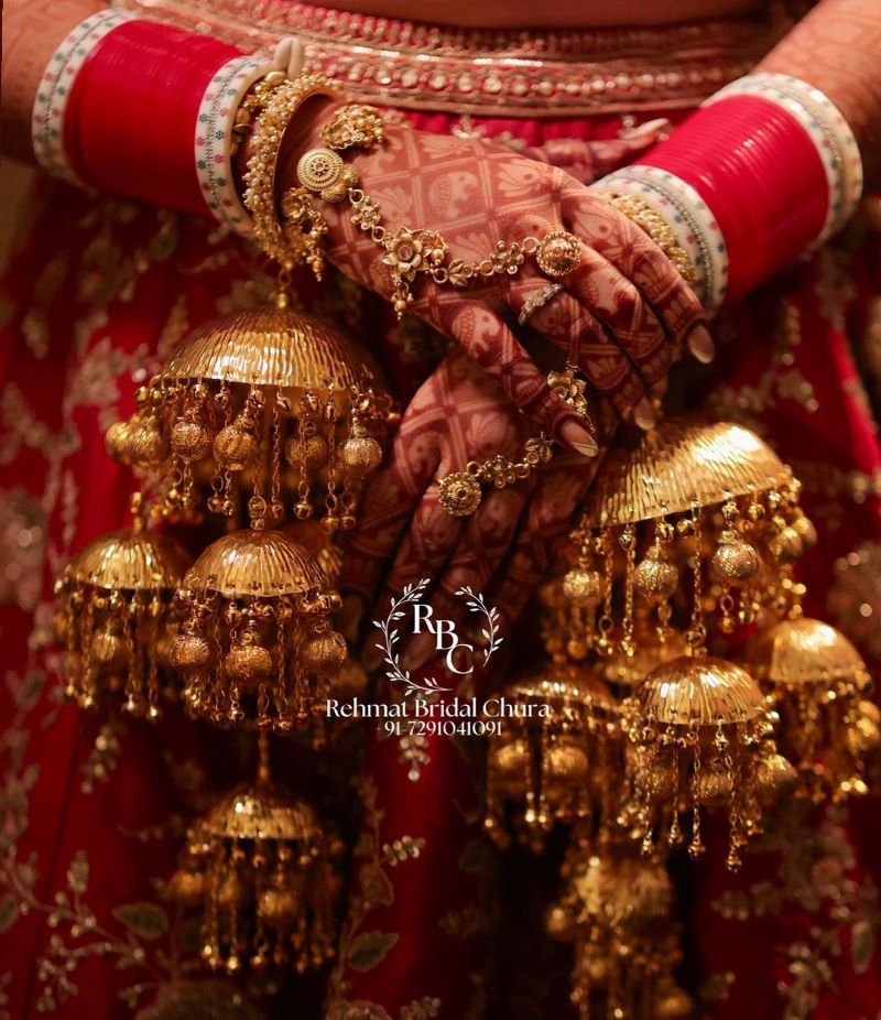 simple and beautiful red bridal chura with golden kalire