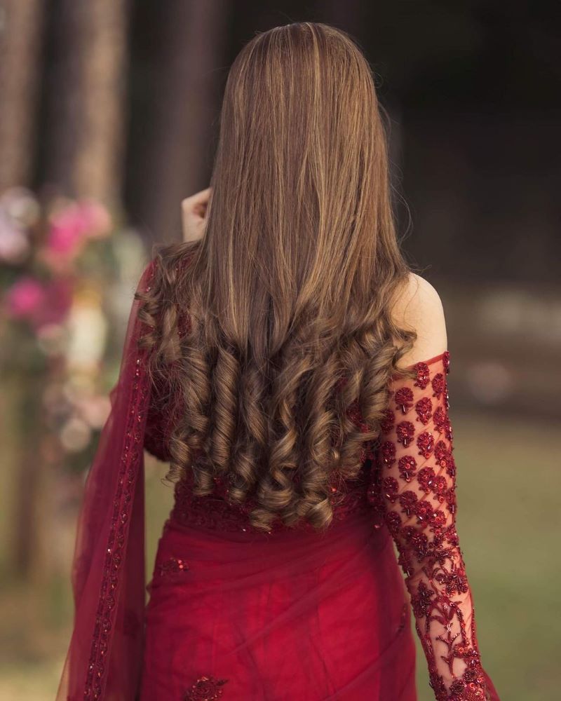 beautiful open hair with curly ends for pakistani bride for reception