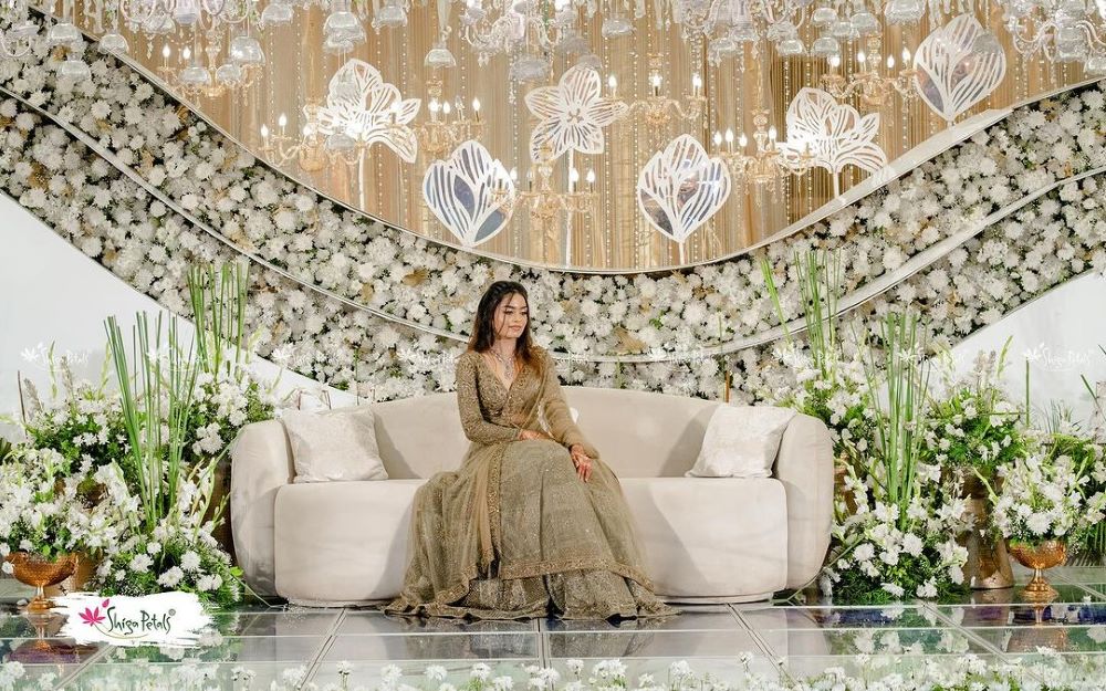 mesmerizing golden floral stage decoration for wedding
