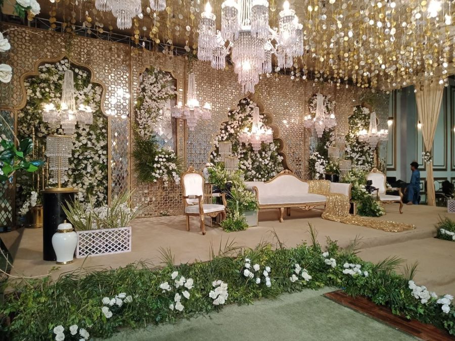grand stage decorations for night wedding with mirrors and chandeliers